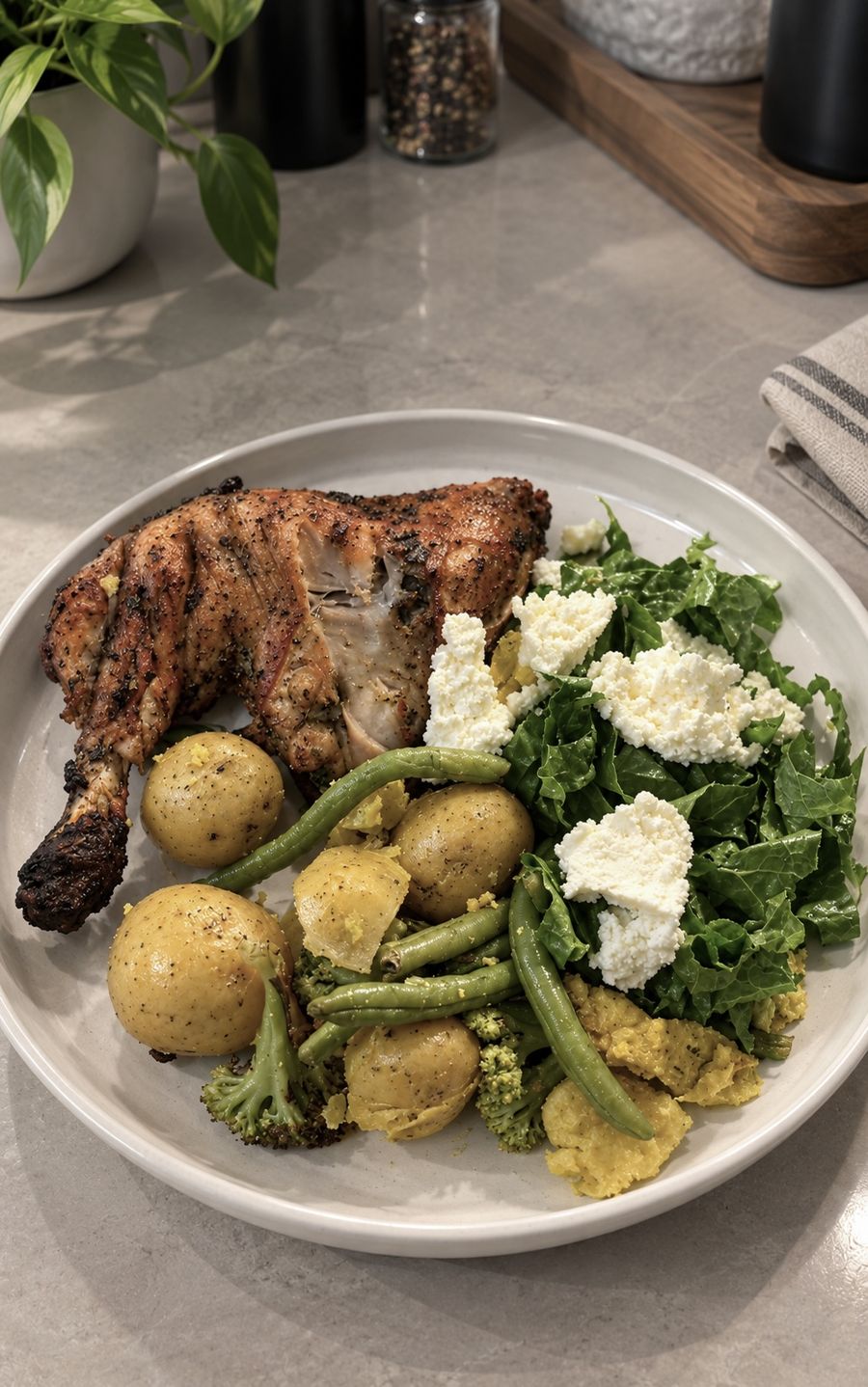 Plato de pollo, papas, vainitas y ensalada